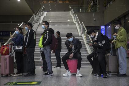 A Wuhan finisce il lockdown: la fila in stazione 7