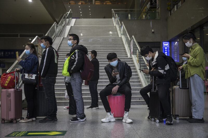 A Wuhan finisce il lockdown: la fila in stazione 7