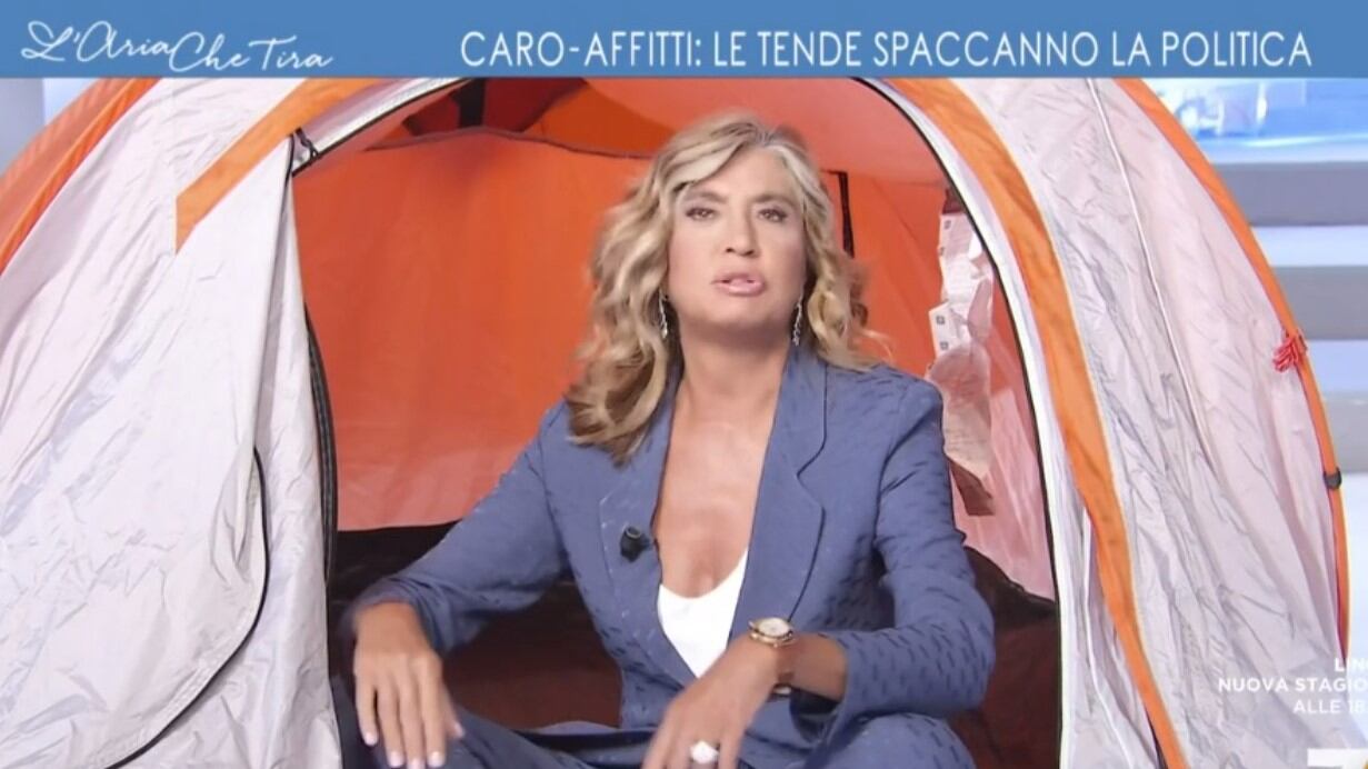 "Protesta sacrosanta": Merlino in tv dentro una tenda. Pioggia di ironie