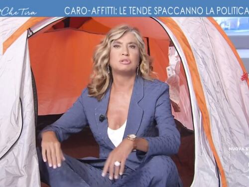 "Protesta sacrosanta": Merlino in tv dentro una tenda. Pioggia di ironie