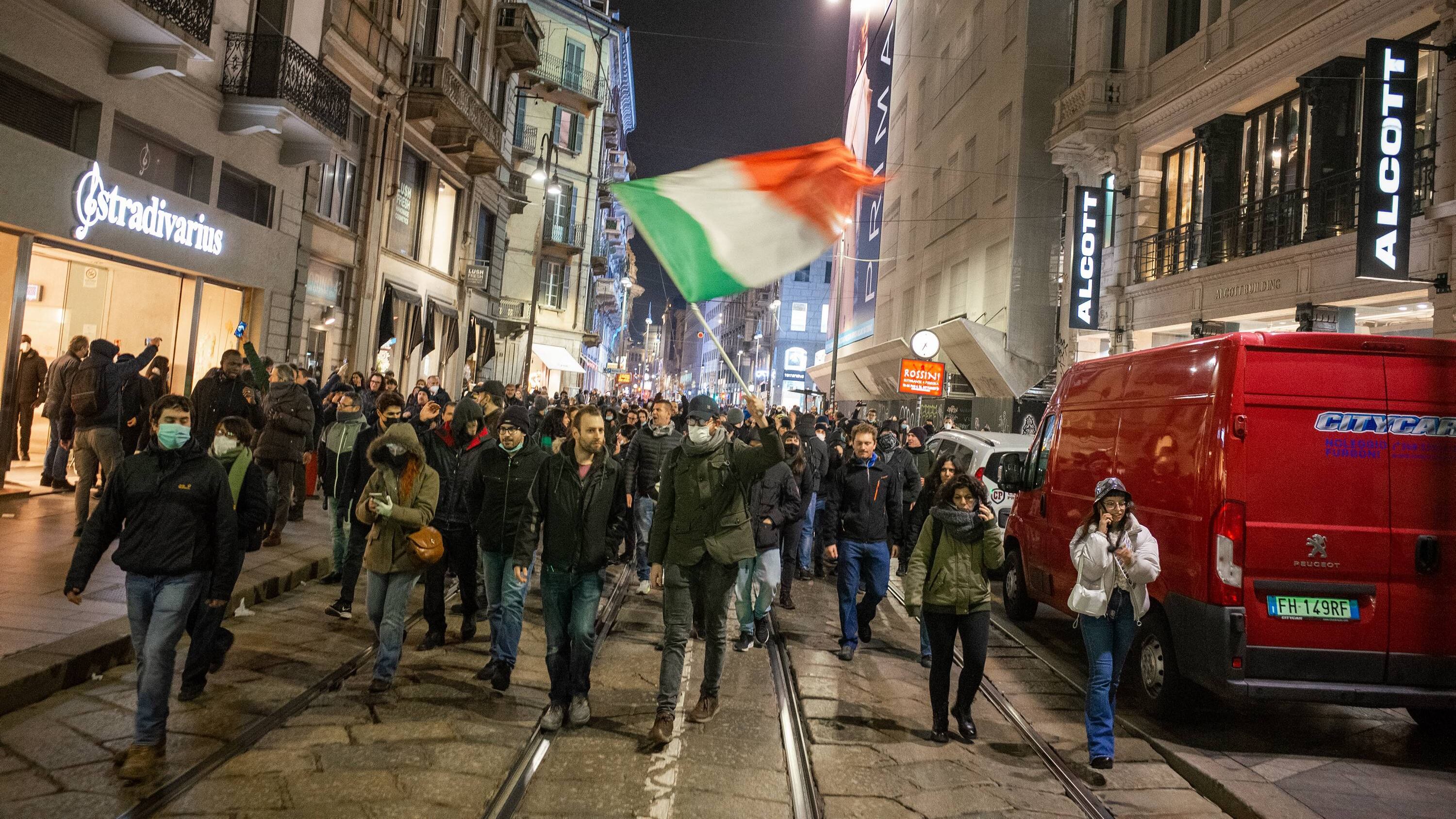Quattro gatti (No pass) bloccano il centro città