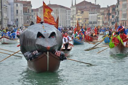 Al via il Carnevale di Venezia: 100 barche sul Canal Grande 6