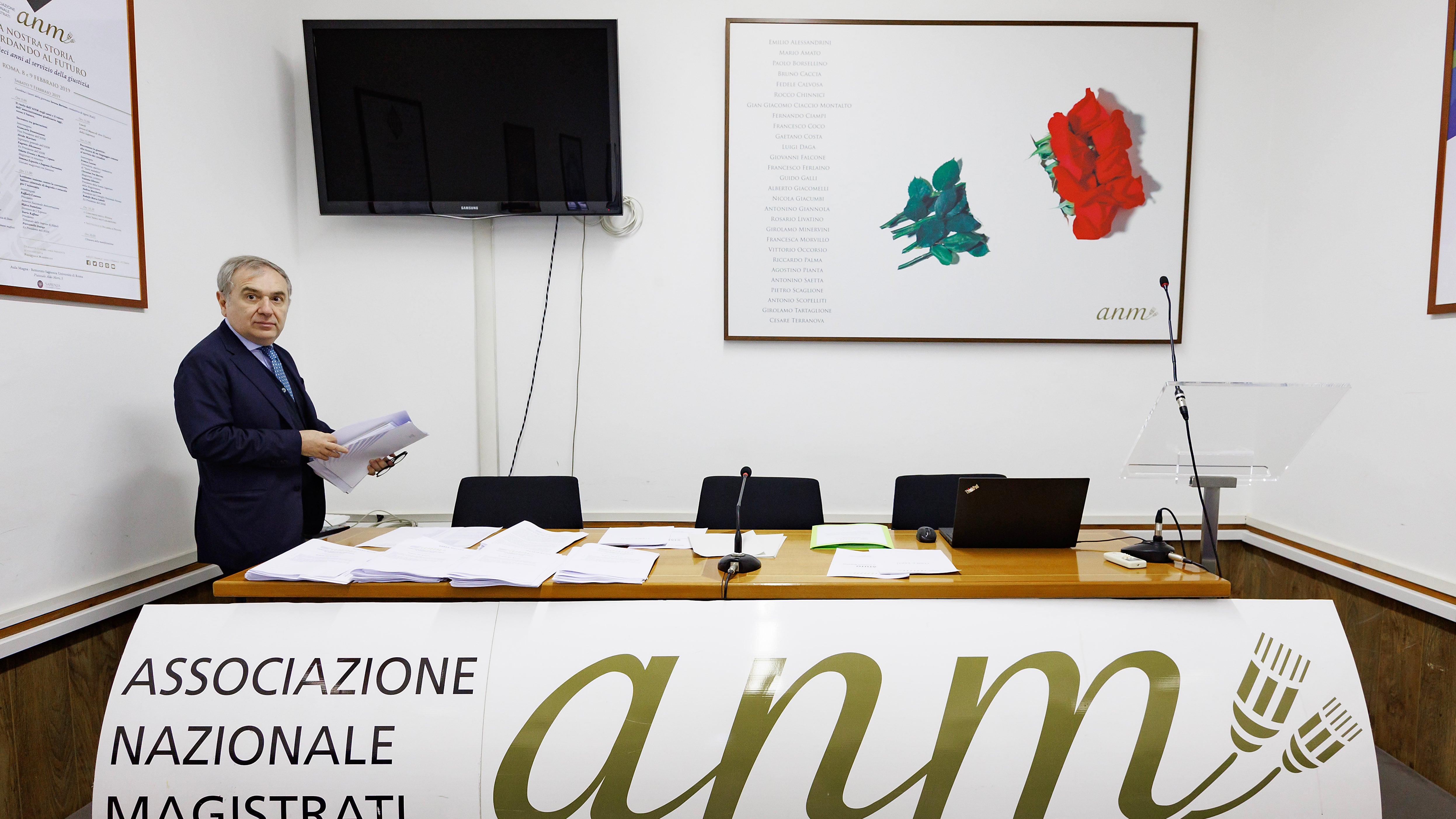 Cambia l'aria sulle toghe. Scatta la rivolta social sulla pagina dell'Anm: "Casta di intoccabili, questo ci preoccupa"
