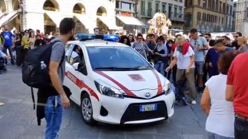 Firenze, auto dei vigili contro una processione, 9 feriti fra cui due bimbe
