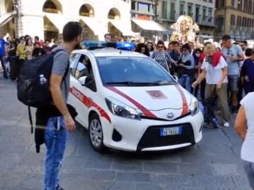 Firenze, auto dei vigili contro una processione, 9 feriti fra cui due bimbe