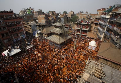 Polvere rossa, canti e balli: il Nepal celebra la primavera 13