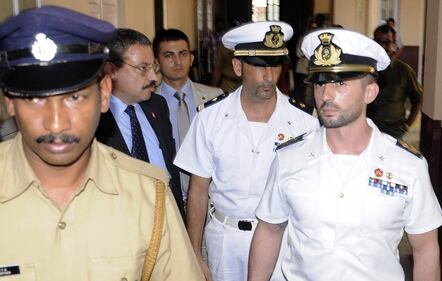 LONTANI Latorre e Girone in India, Monti al G8 con Angelina Jolie