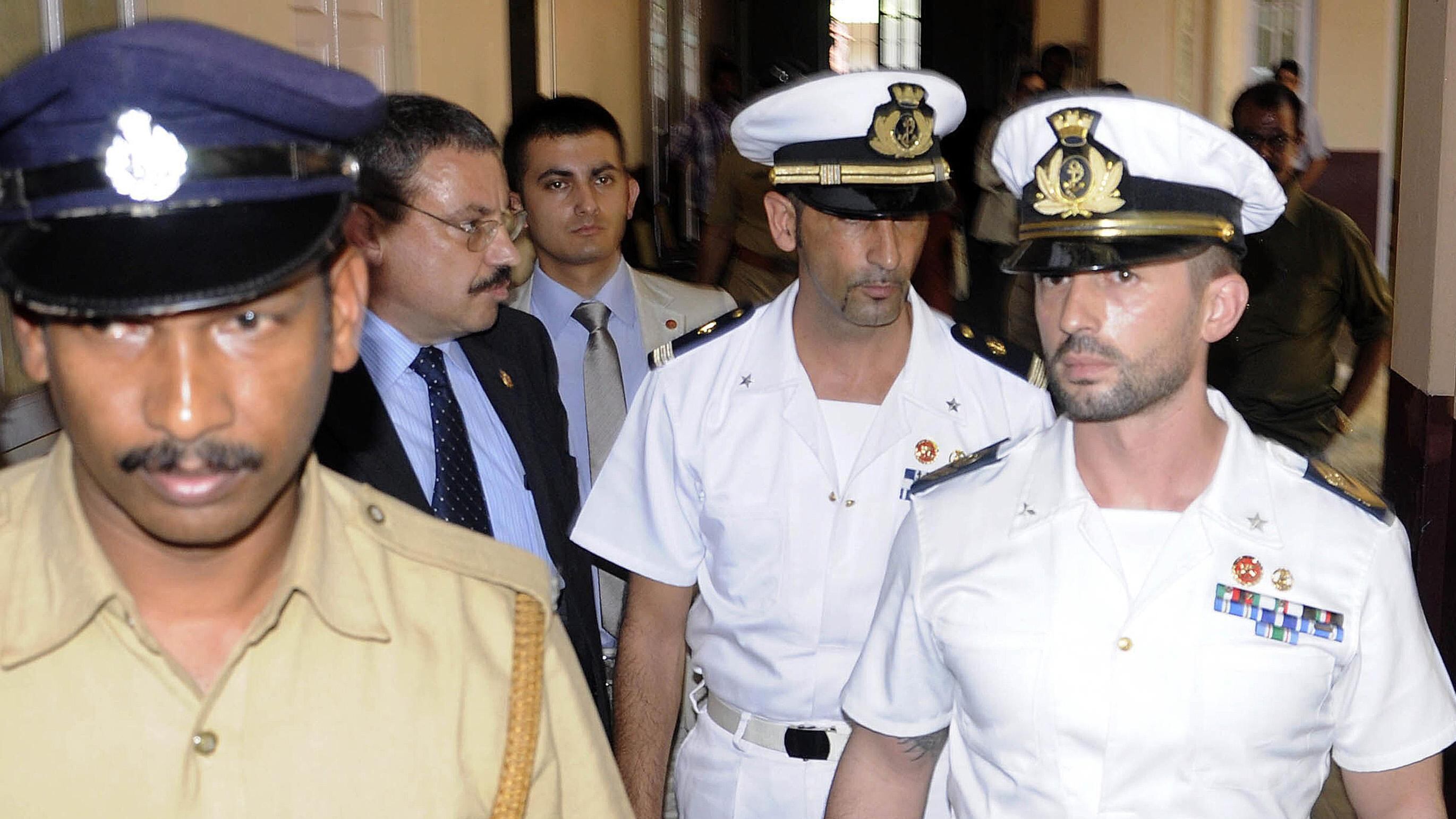 Monta la rabbia dei militari: duri comunicati sul caso marò