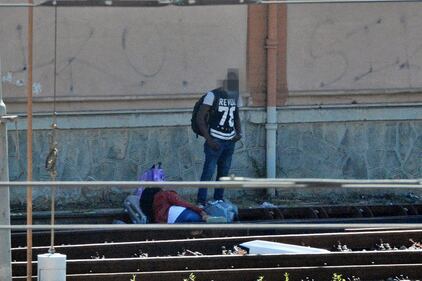 I migranti di accampano sui binari della ferrovia a Ventimiglia 4