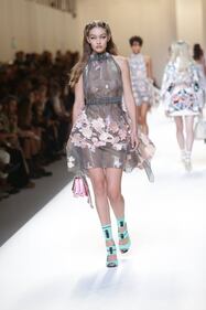 Gigi Hadid a seno nudo per Fendi 11