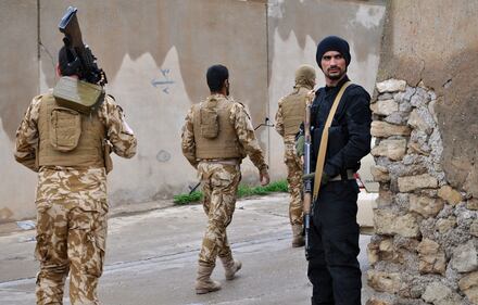 Volontari cristiani in pattuglia nel villaggio abbandonato di Bakufa sul fronte a nord di Mosul