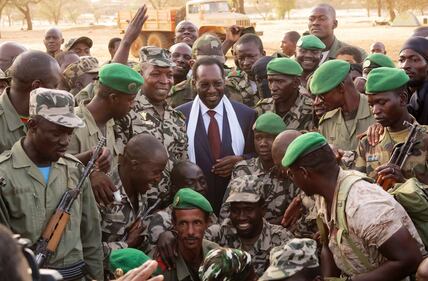 Mali, il presidente visita le truppe 6