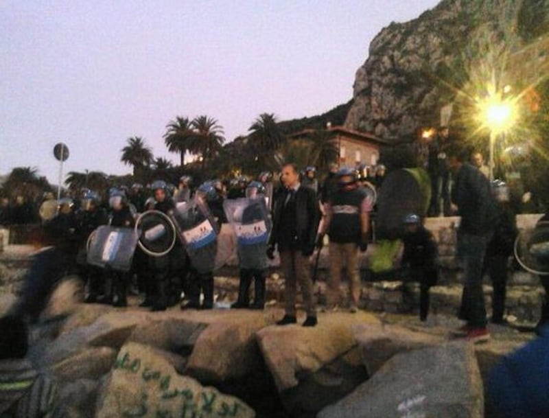 Migranti sugli scogli a Ventimiglia 4
