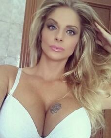 Francesca Cipriani, topless esplosivo per i fan 6