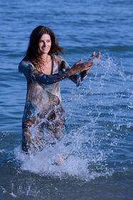 Isabeli Fontana hot, incanta Venezia nella laguna 21
