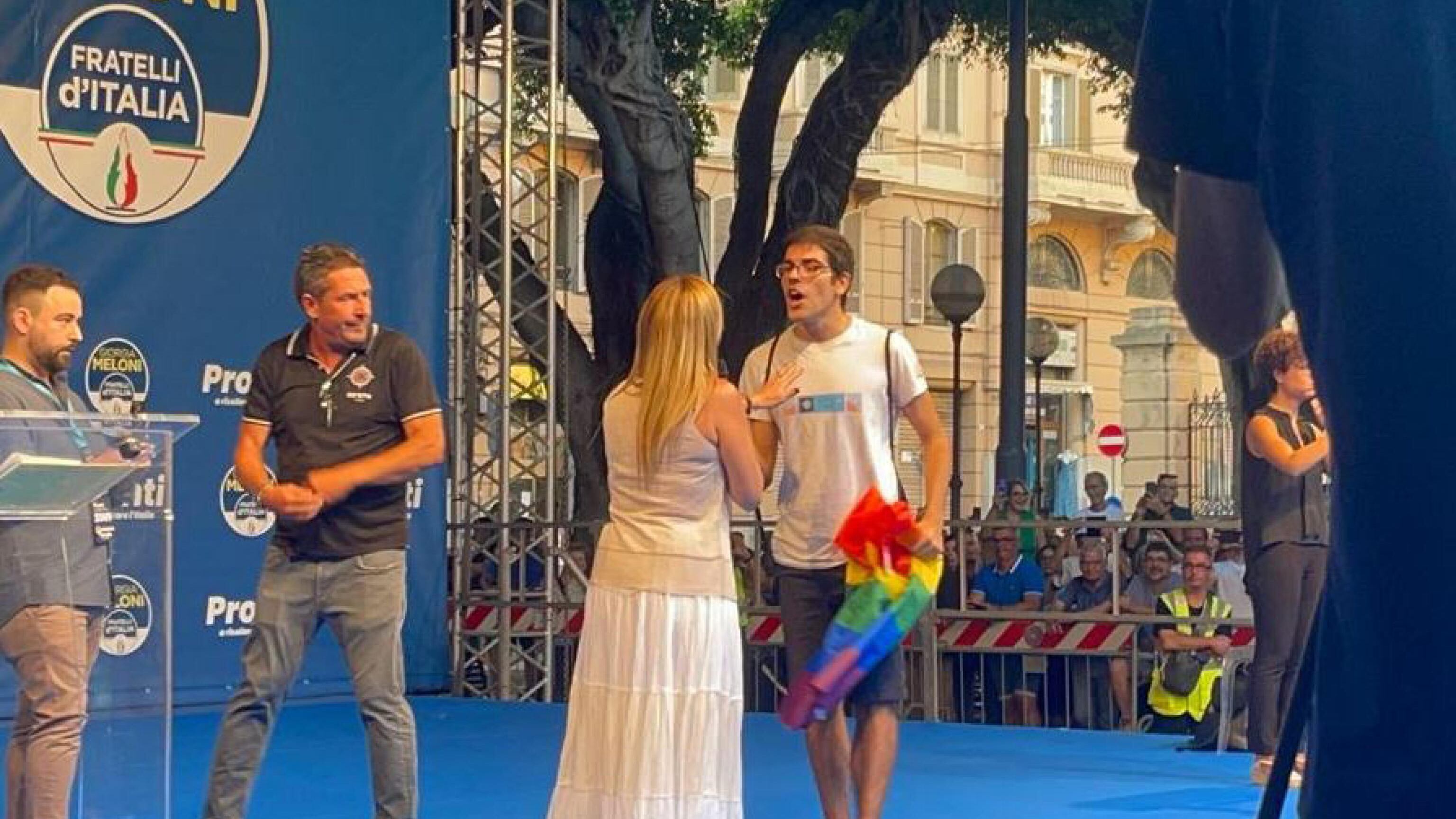 Sale sul palco e contesta la Meloni. Lei lo gela: "È la democrazia"