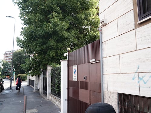 “Mi hanno circondato. Li ho ignorati, poi le botte”. Il racconto del rabbino aggredito. Ma i tre negano: “Nessuna violenza”