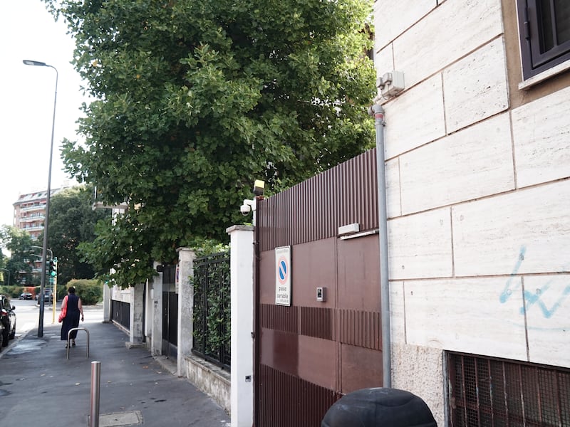 “Mi hanno circondato. Li ho ignorati, poi le botte”. Il racconto del rabbino aggredito. Ma i tre negano: “Nessuna violenza”