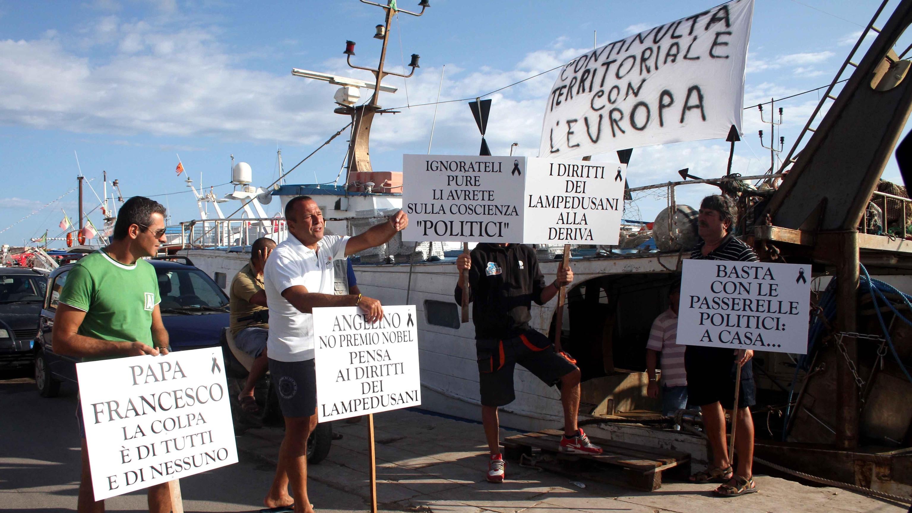 Lampedusa, Letta va al Centro d'accoglienza tra le proteste