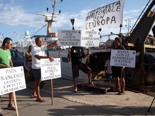 Lampedusa, Letta va al Centro d'accoglienza tra le proteste