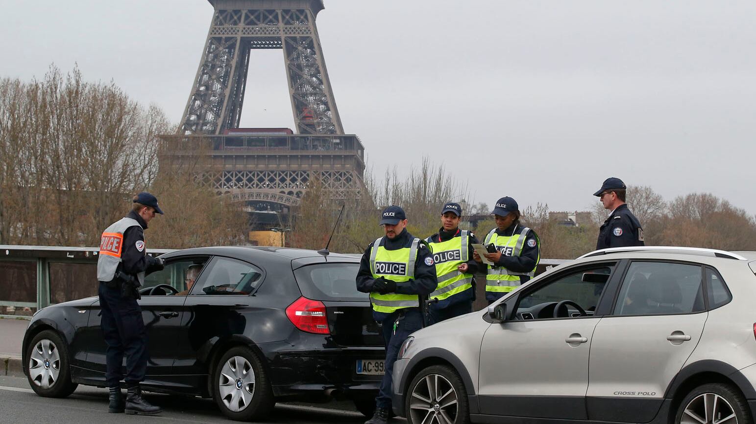 Parigi, trovati quattro bambini segregati in casa dai genitori