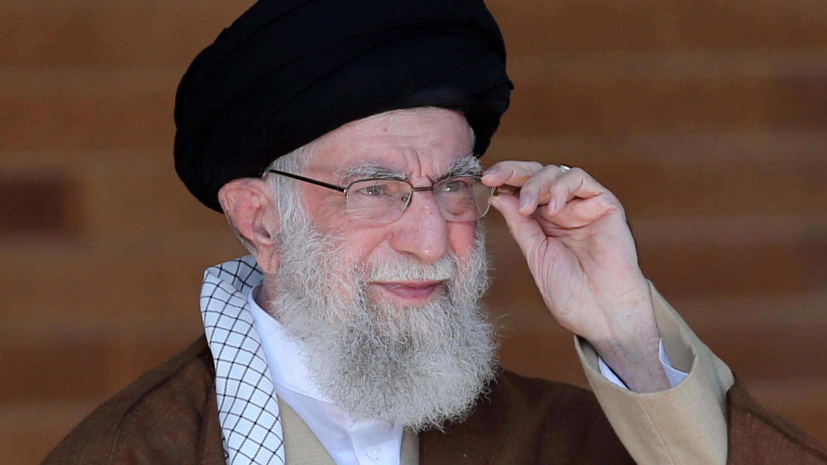 Khamenei "bacia le mani", gli ayatollah come la mafia