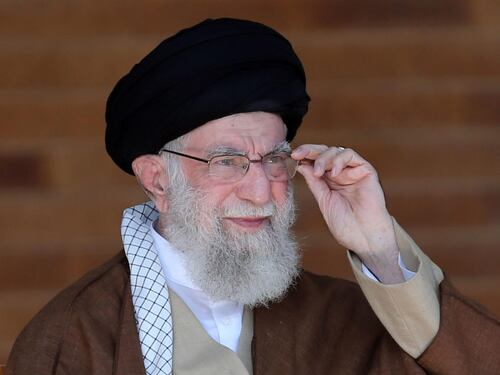 Khamenei "bacia le mani", gli ayatollah come la mafia