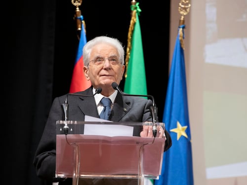 Mattarella tira le orecchie ai presidenti delle Camere: "Avete la maggioranza meno decreti e più leggi.."