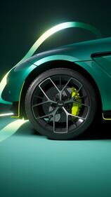  Aston Martin DBX707 AMR24, guarda tutte le foto 8