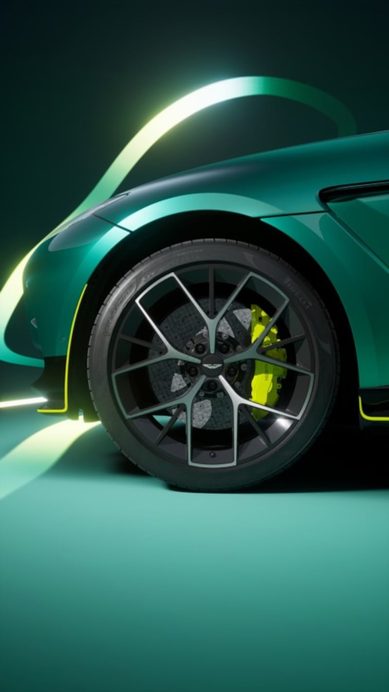 Aston Martin DBX707 AMR24, guarda tutte le foto 8