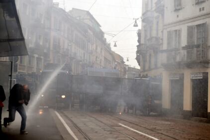 Fumogeni, pietre e bottiglie: l'attaccon degli antagonisti 8