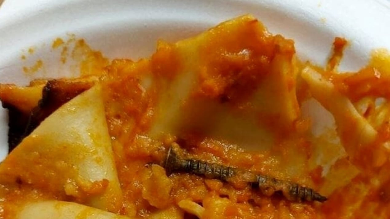 Chiodo nel piatto di pasta servito ai bambini. Il sindaco: "Atto criminoso"