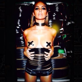 Sarah Nile: foto hot in spiaggia 15