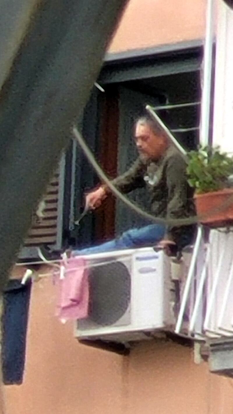 Spari dalla finestra