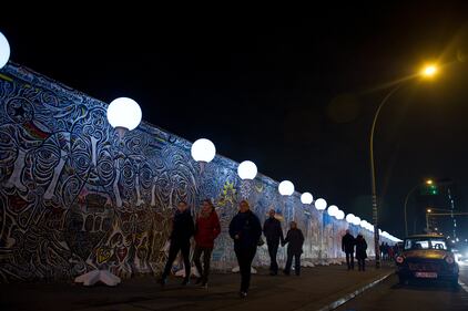 Palloncini luminosi lungo il Muro di Berlino 10