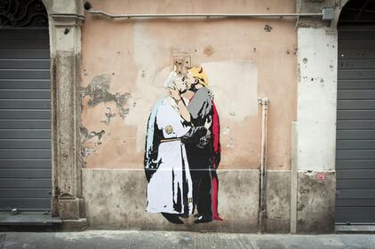 Nel murales romano Papa Francesco si bacia con Trump 1