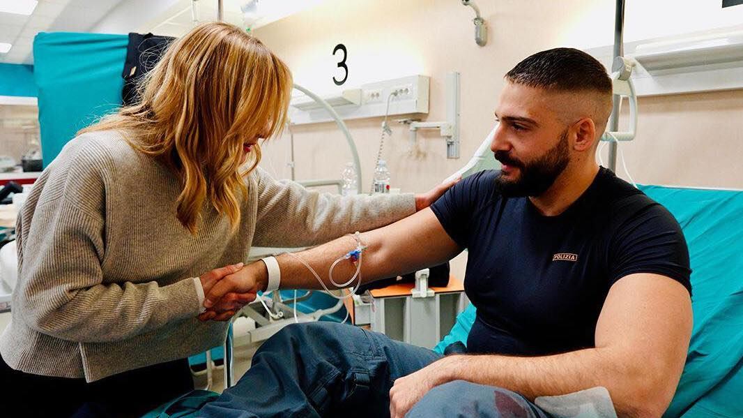 Il blitz della Meloni dagli agenti feriti. "Italia al vostro fianco. Le toghe non esitino"