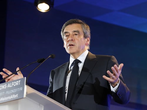 Fillon convocato dai magistrati. "Ma non mi ritiro, vado avanti"
