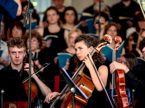 Avvisa il direttore d'orchestra del tempo scaduto, lui lo prende a colpi di partitura