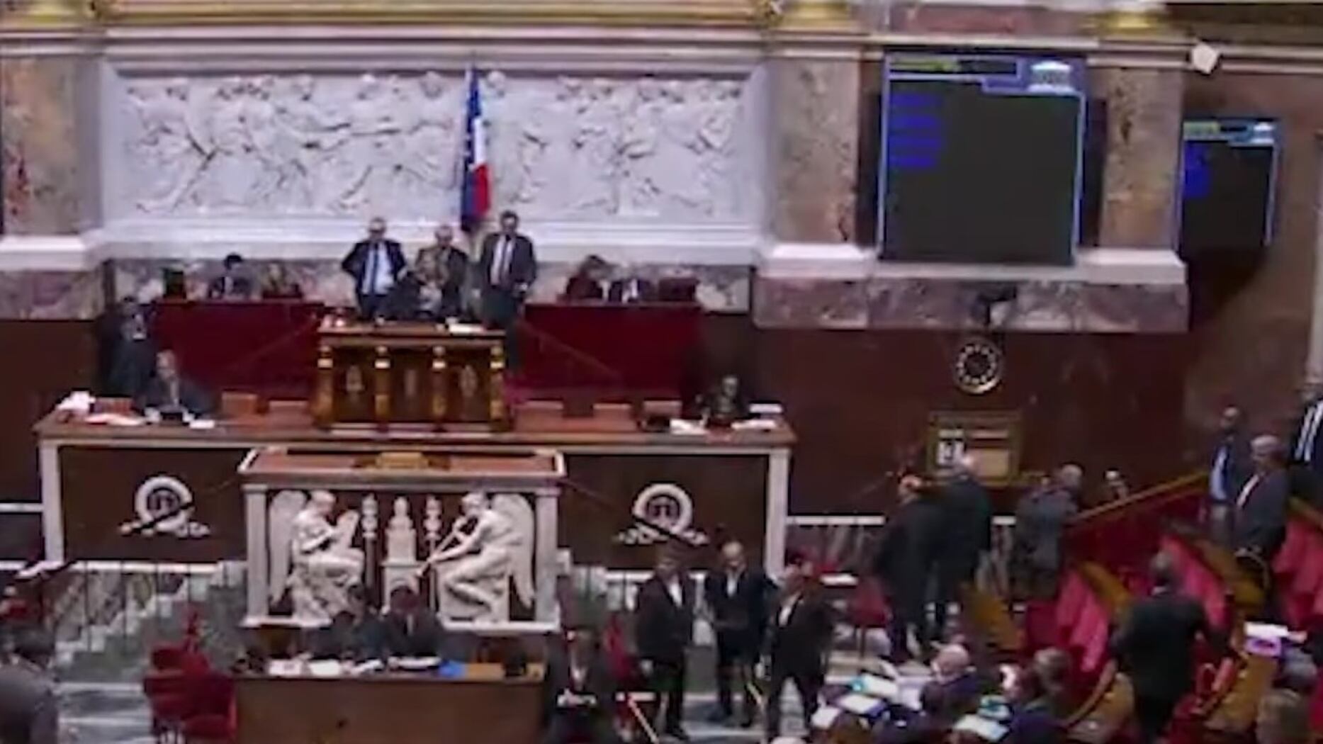 "Torni in Africa". E in aula scatta la bagarre: cosa è successo in Francia