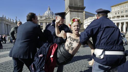 Le Femen si spogliano in Piazza San Pietro 18