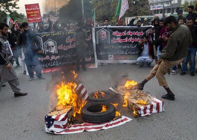 Iran, centinaia di migliaia di persone in piazza: “Vendetta” 9