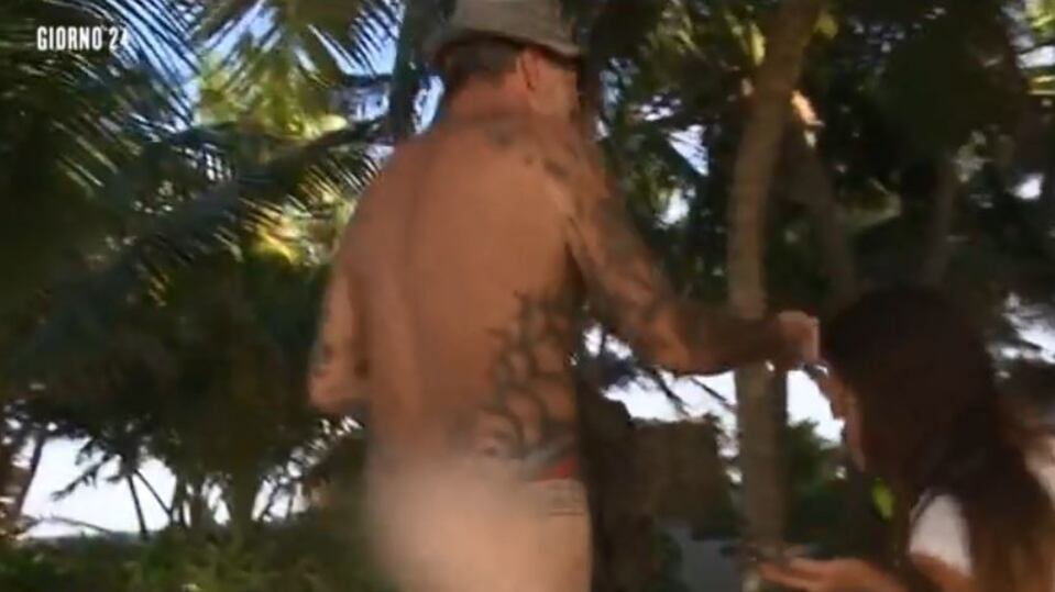 Isola dei Famosi, la Gialappa's trasmette il nudo integrale di Filippo. Bianca: "Ce l'hai piccolissimo"