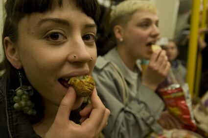 Donne fotografate mentre mangiano in metro, a Londra scatta la protesta 4