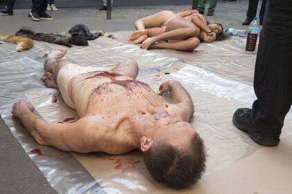 La protesta choc "insanguina" Parigi 7