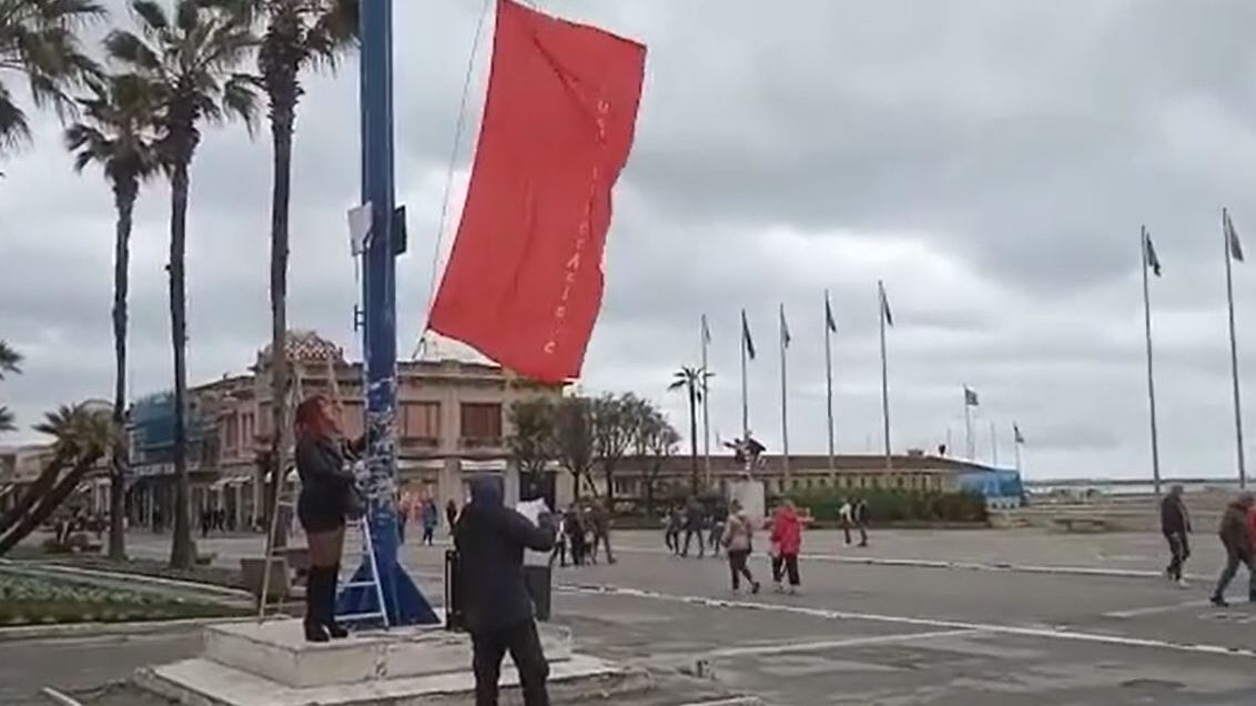 "Bandiera rossa per la Liberazione". È scontro tra antagonisti e sindaco