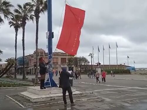"Bandiera rossa per la Liberazione". È scontro tra antagonisti e sindaco