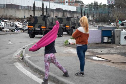 Roma, i militari all'ingresso del campo rom di via Salviati 5
