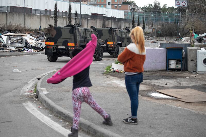 Roma, i militari all'ingresso del campo rom di via Salviati 5