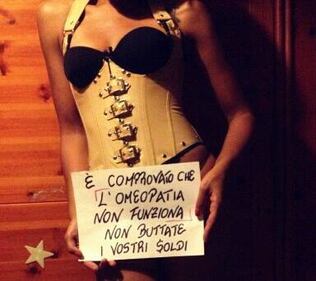 "Tette per la scienza": foto sexy contro le bufale  3